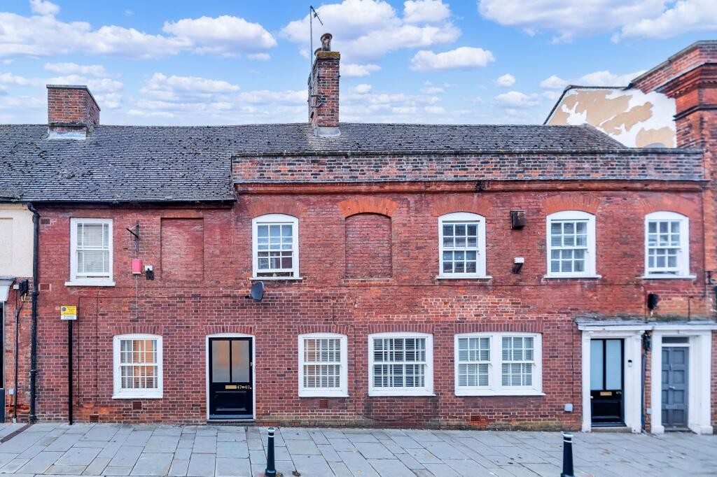 Lot: 79 - GROUND FLOOR FLAT SITUATED ON HIGH STREET - Front elevation shot